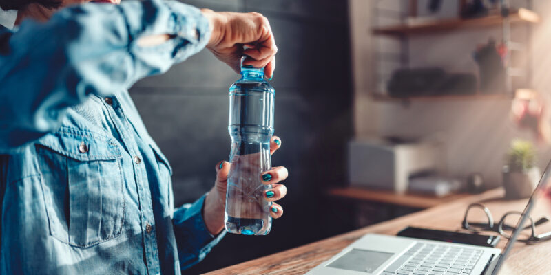 La importancia de beber agua en el trabajo