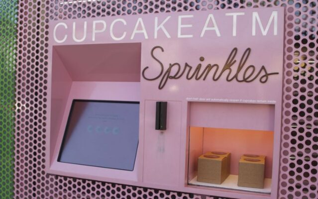 Cupcakes entre los alimentos extraños que encontramos en máquinas de vending.