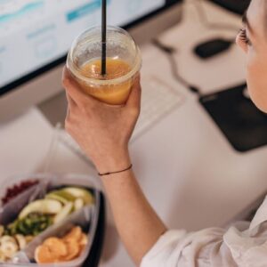 Llevar comidas prácticas para oficina puede ser la opción más recomendable para garantizar una alimentación saludable y económica.