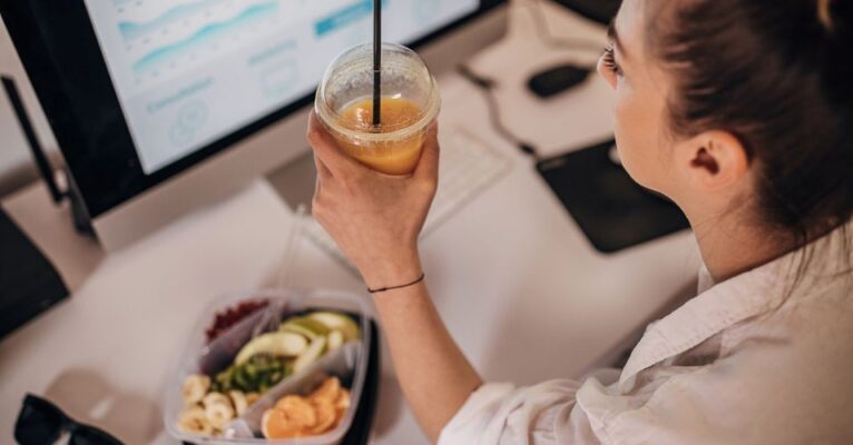 Llevar comidas prácticas para oficina puede ser la opción más recomendable para garantizar una alimentación saludable y económica.